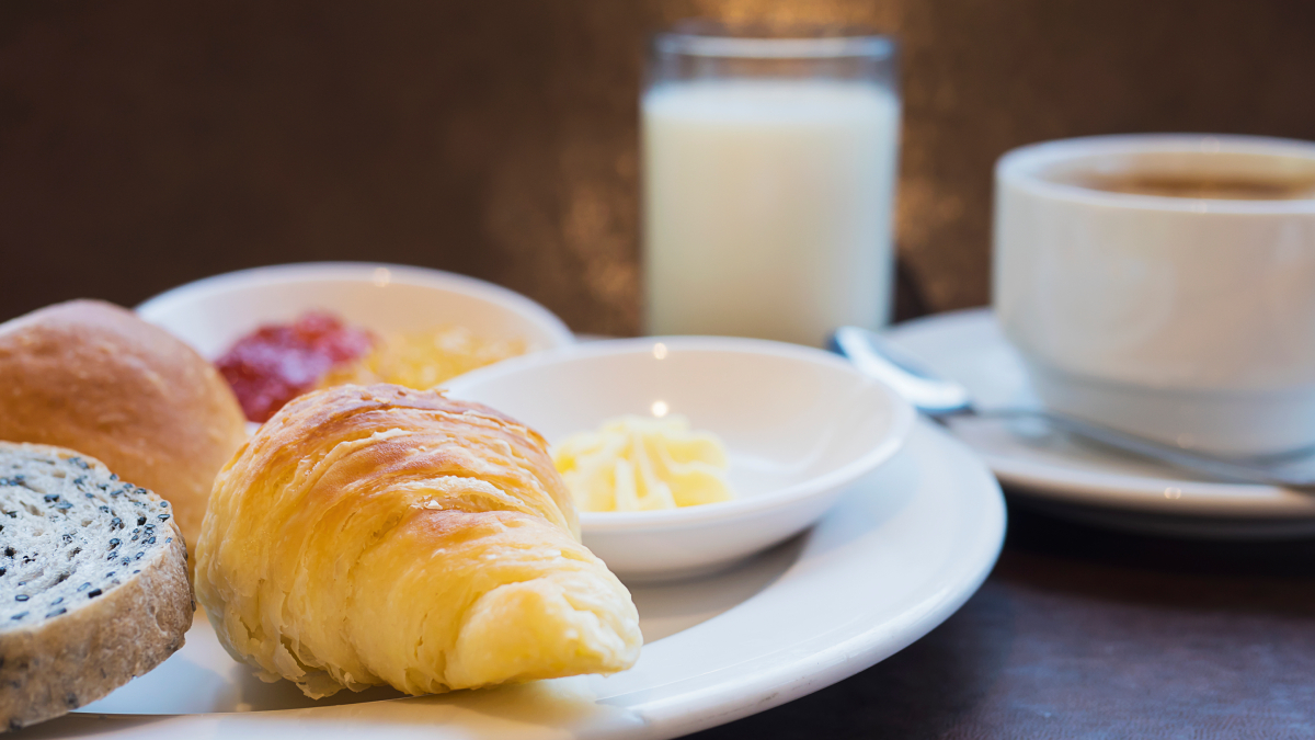 Pular o café da manhã frequentemente pode aumentar a sensação de cansaço e dificultar o foco nas atividades diárias (Foto: Pexels)