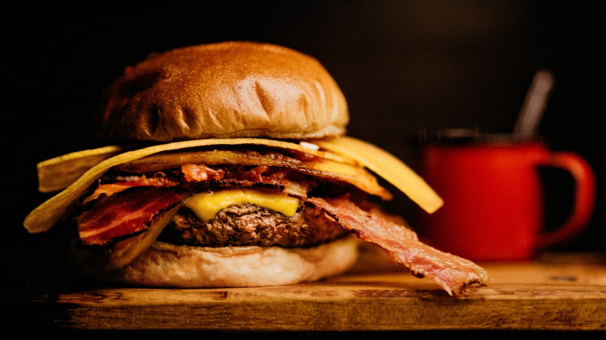 De prato simples servido a trabalhadores até símbolo global do fast food, o hambúrguer passou por séculos de transformação (Foto: Freepik)