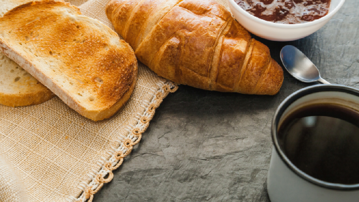 Frutas, ovos, pães integrais e café podem fazer diferença na disposição e na saciedade ao longo do dia (Foto: Pexels)