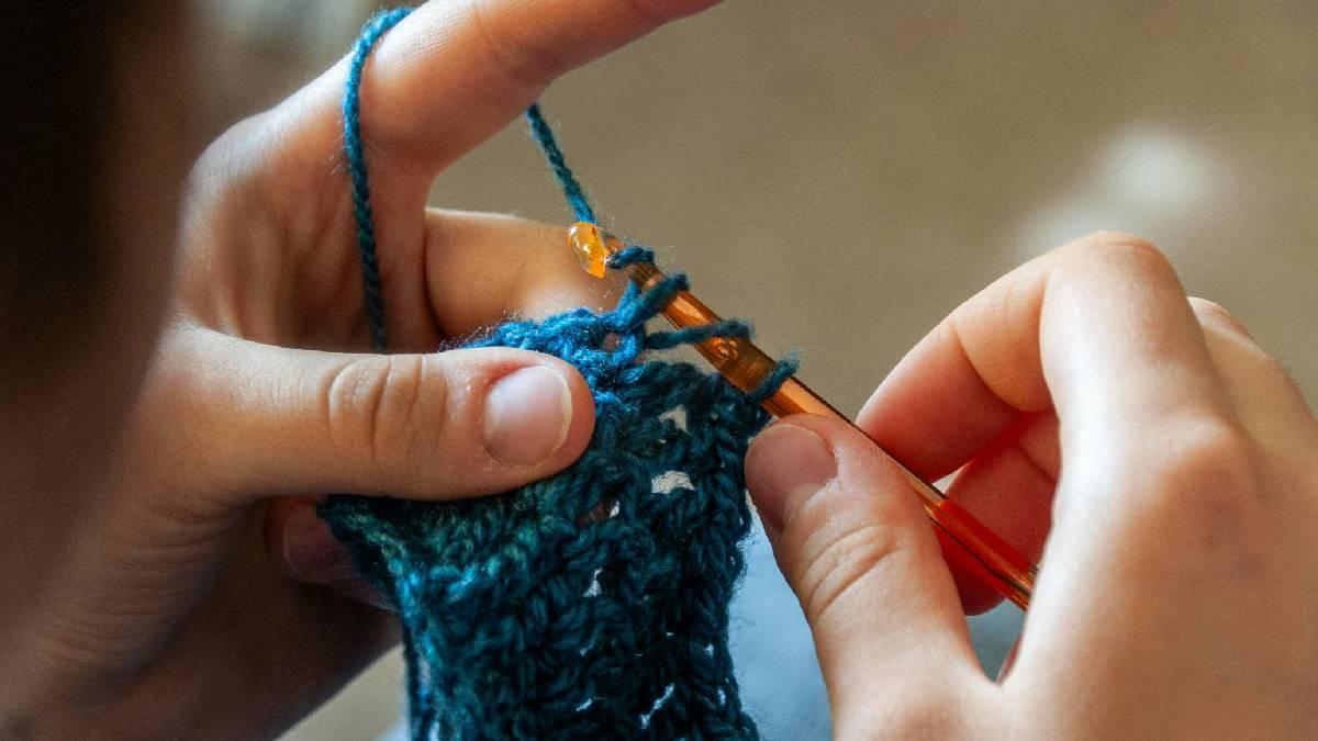 Sebrae mostra como calcular o ganho no crochê com base em horas trabalhadas, materiais, despesas fixas e margem de lucro