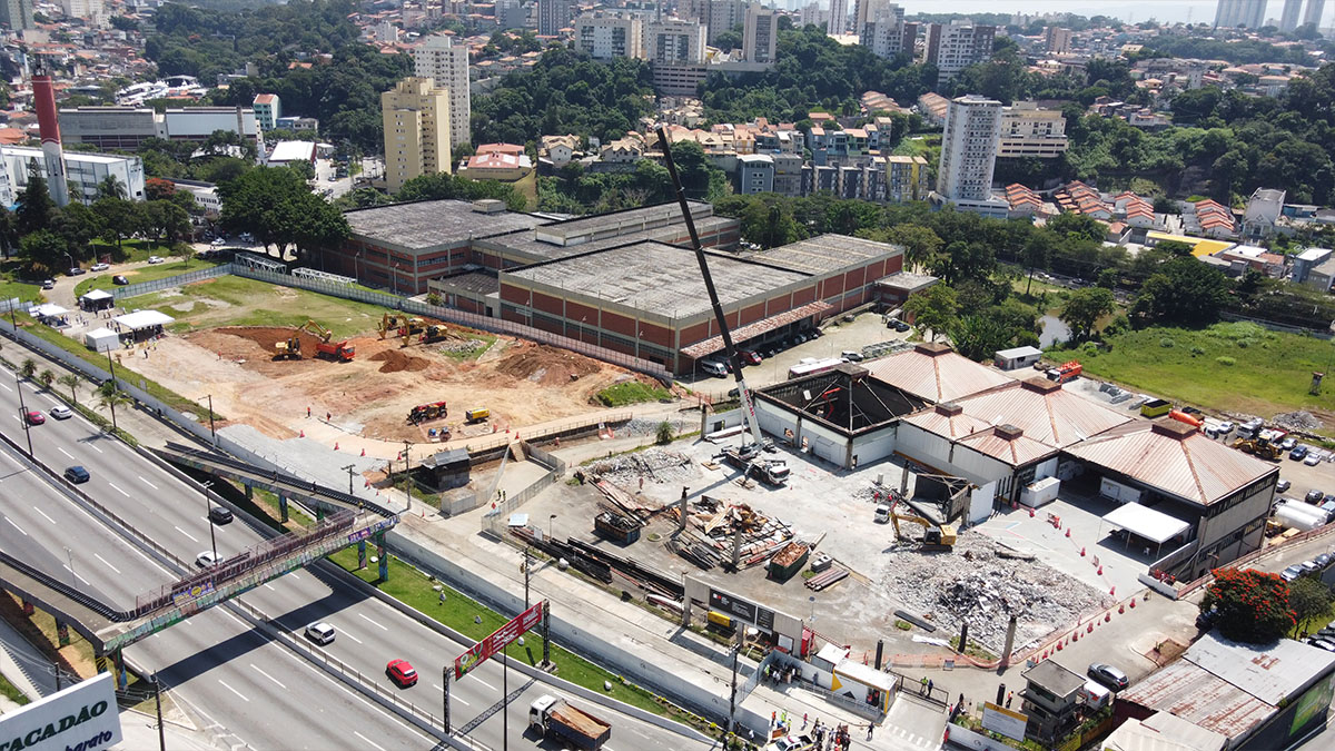 Obras no canteiro da futura estação do Metrô em Taboão da Serra, na Grande São Paulo