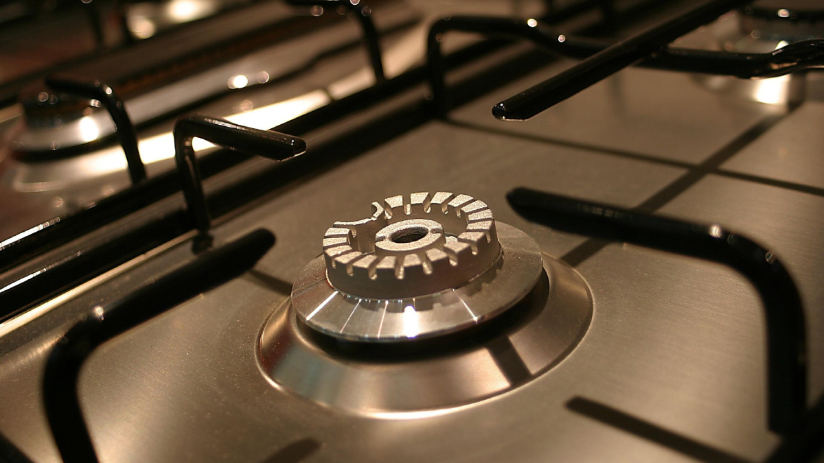 A combinação de cuidados simples e ingredientes acessíveis pode transformar a aparência do fogão em poucos minutos (Foto: Pixabay)