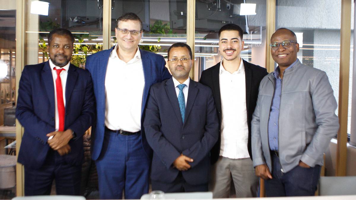 Leulseged Tadese Abebe com sua equipe, o jonalista Léo Rocha e o diretor da GMG, Hiram Baroli