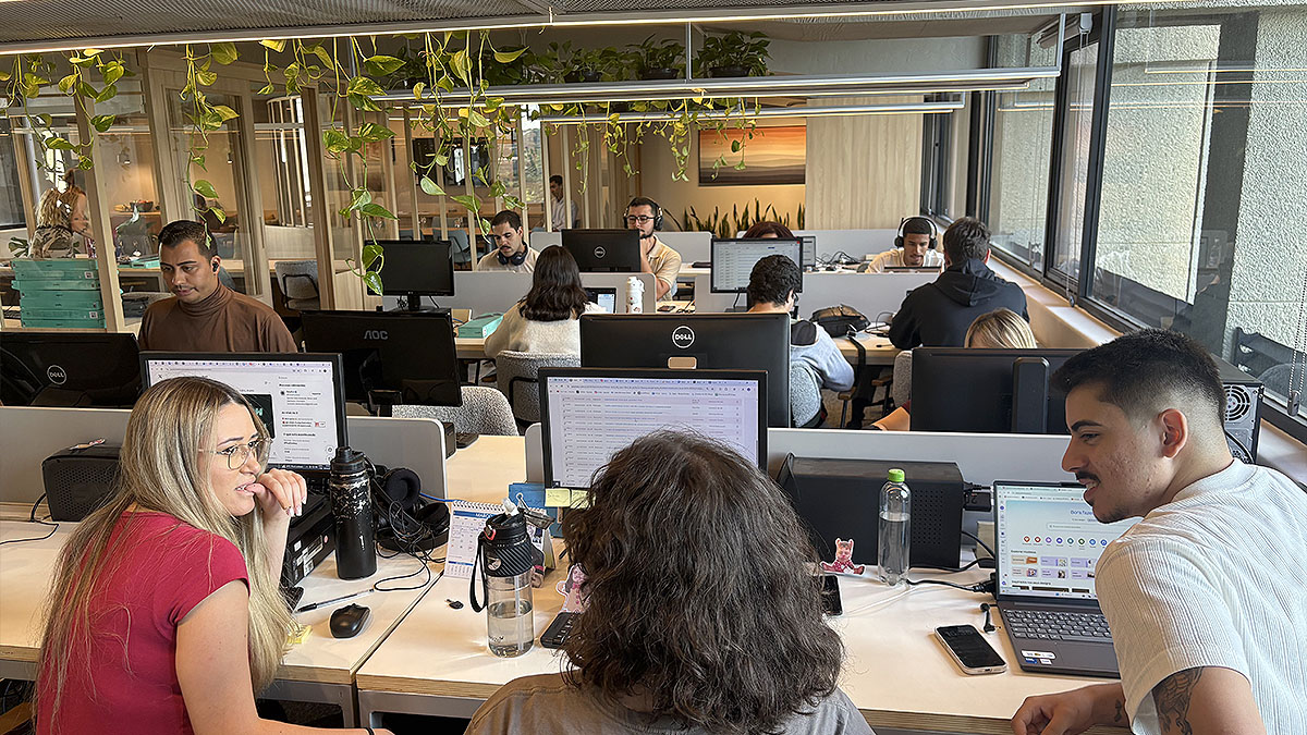 Redação jornalística da Gazeta de S.Paulo com vários jornalistas trabalhando