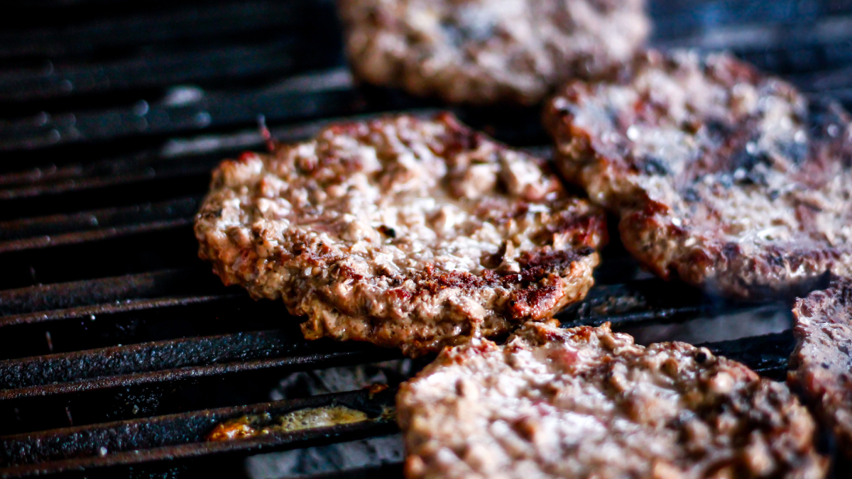 Temperatura correta e carne com gordura equilibrada ajudam a deixar o hambúrguer mais saboroso (Foto: Pexels)