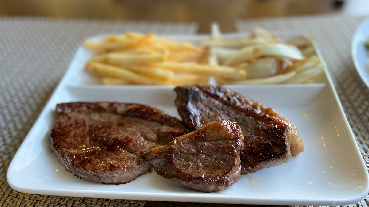 Receita feita na air fryer garante carne macia e batatas douradas sem complicação (Foto: Pexels)