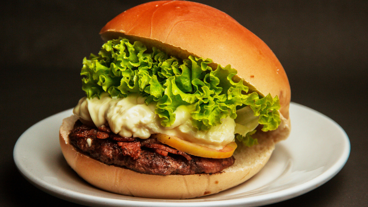 Dia do Hambúrguer celebra uma das receitas mais populares entre fãs de lanches artesanais (Foto: Pexels)