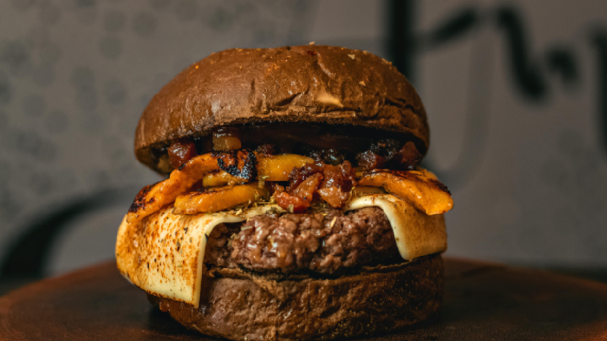 Temperatura, tempo e escolha da carne fazem toda a diferença no resultado final do hambúrguer na airfryer (Foto: Pexels)
