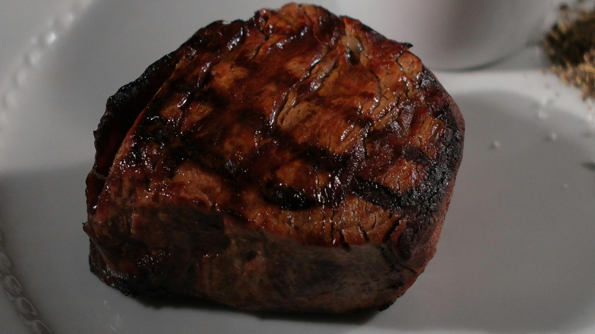 Jantar prático ganha cara de restaurante com filé mignon preparado na air fryer (Foto: Pexels)