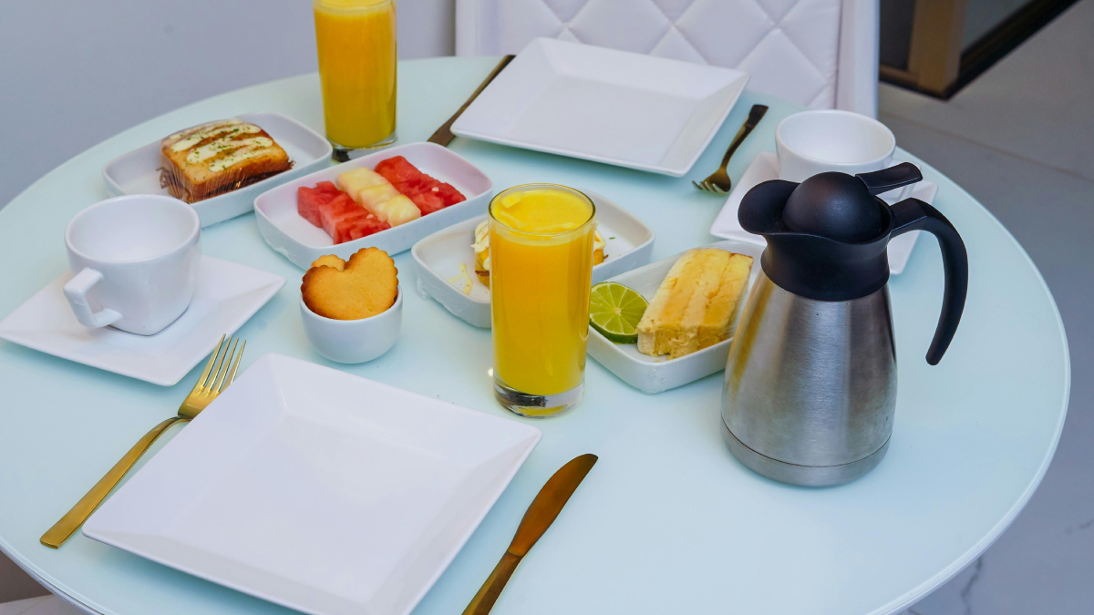 Frutas, ovos, café e alimentos ricos em fibras ajudam o organismo a começar o dia com mais energia, saciedade e equilíbrio alimentar (Foto: Pexels)