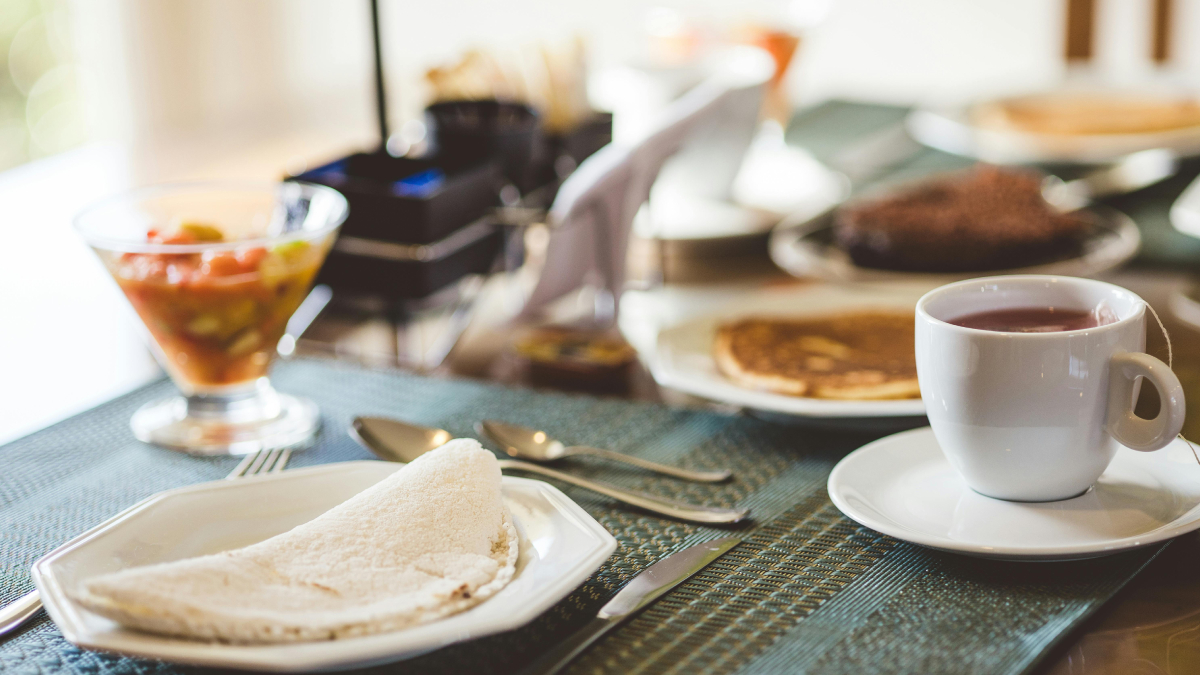 Alimentos ricos em fibras e proteínas no café da manhã contribuem para maior saciedade e equilíbrio da glicemia (Foto: Pexels)