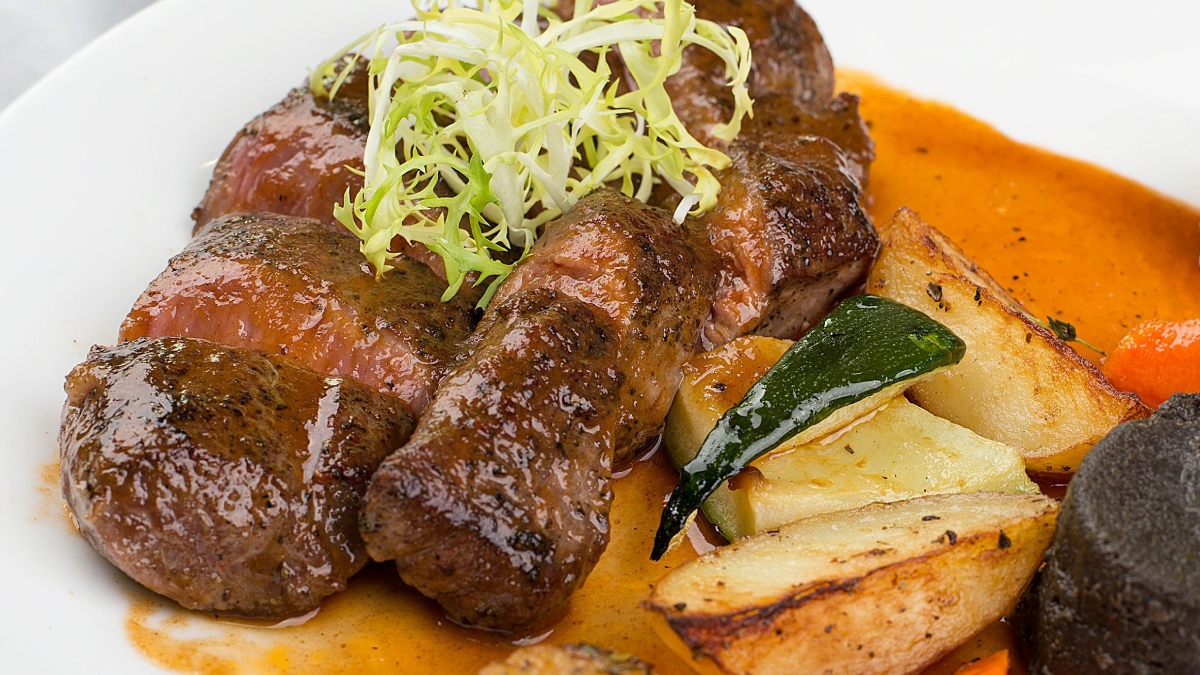 Filé mignon suculento e batata rústica crocante formam a combinação perfeita para o jantar (Foto: Pexels)