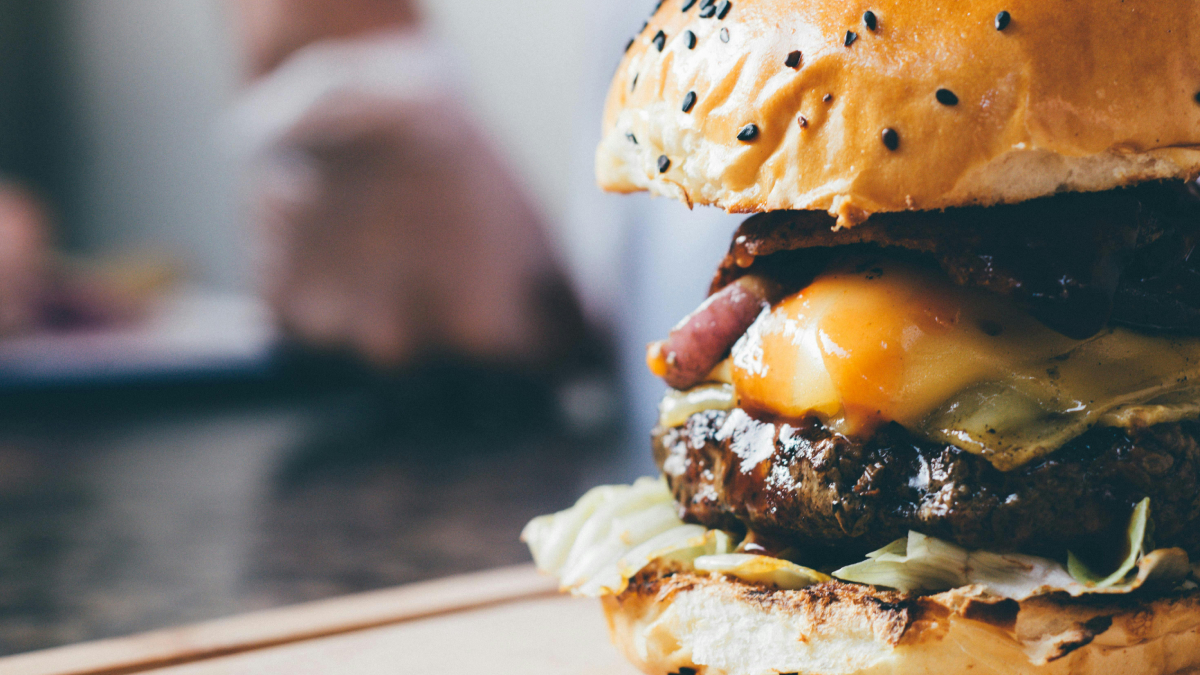 Método virou tendência entre quem busca praticidade sem abrir mão do sabor de hamburgueria artesanal (foto: Pexels)
