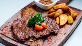 Aprenda o passo a passo para preparar um filé mignon com batata perfeito usando apenas a air fryer (Foto: Freepik)