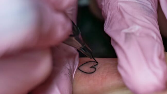 Uma tatuagem em formato de coração