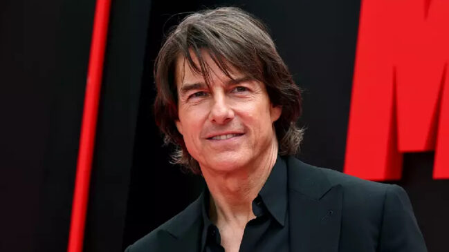 Ator Tom Cruise sorrindo para a câmera