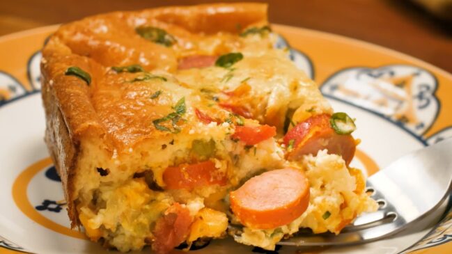 Um pedaço de uma torta de salsicha