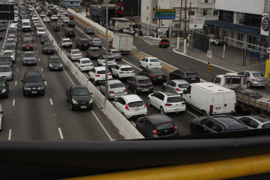 Motoristas enfrentam congestionamento em avenida de São Paulo durante o horário de pico da manhã.