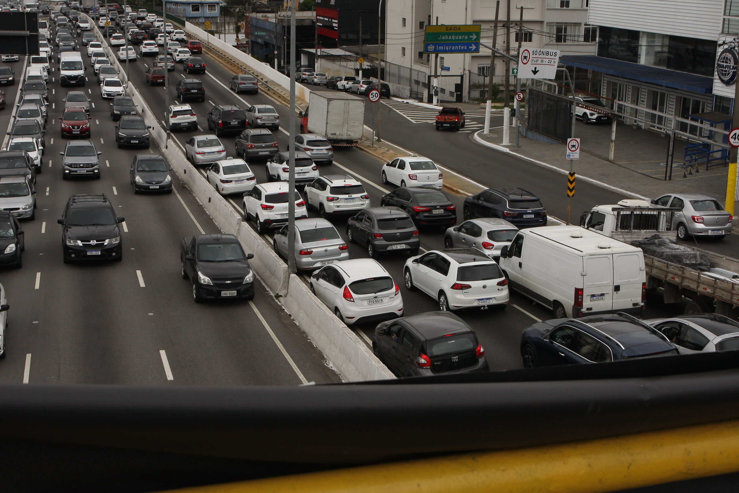 Motoristas enfrentam congestionamento em avenida de São Paulo durante o horário de pico da manhã.