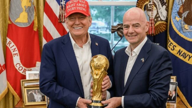 Donald Trump e Gianni Infantino segurando a taça da Copa do Mundo