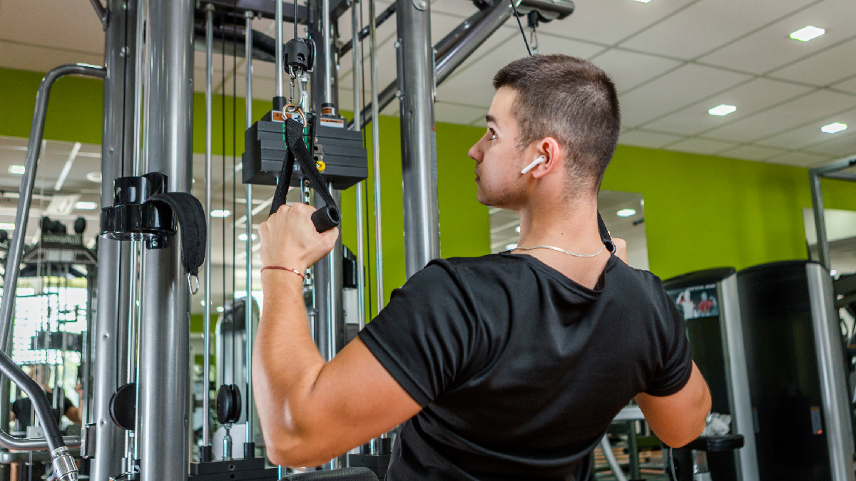 Combinação entre exercícios de força e alimentação equilibrada ajuda a diminuir o famoso “tchauzinho” (Reprodução: Freepik)