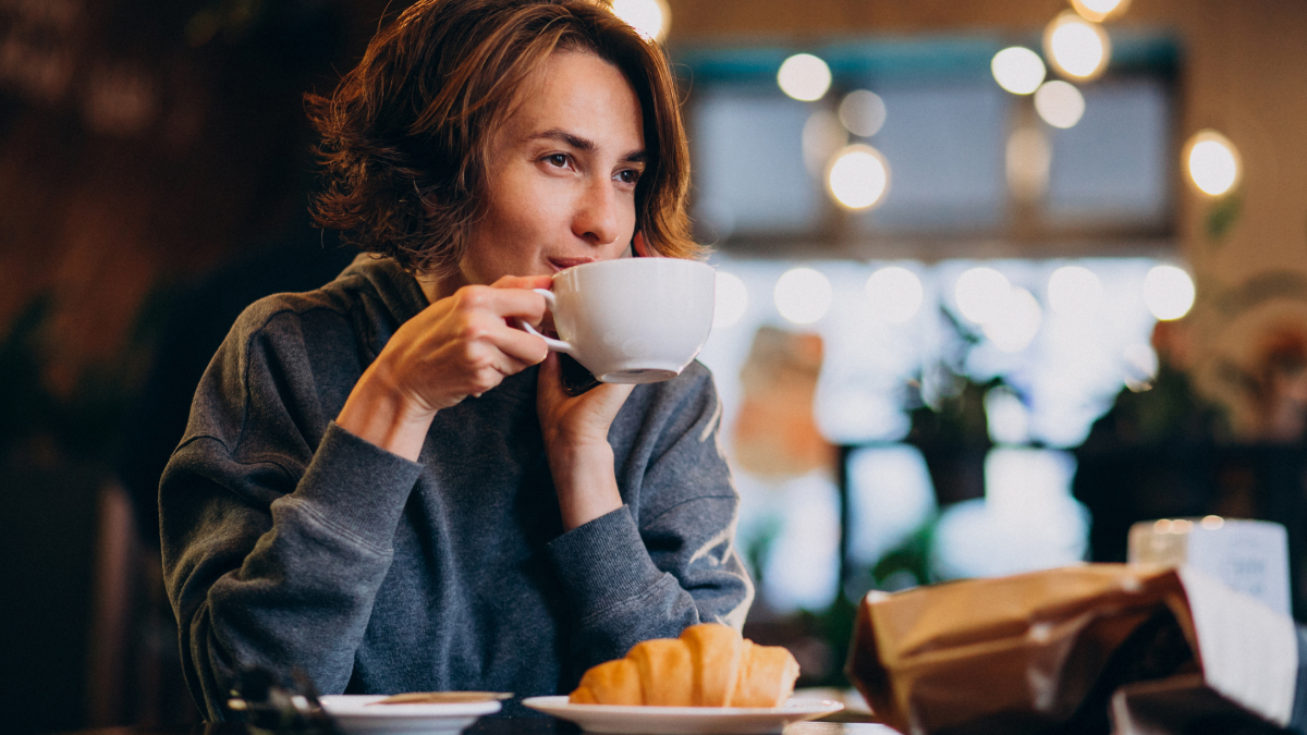 Especialistas apontam que tomar café da manhã pode favorecer o metabolismo e melhorar o desempenho mental ao longo do dia (Foto: Freepik)