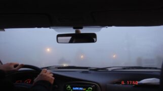 Como desembaçar o vidro do carro e evitar erros comuns
