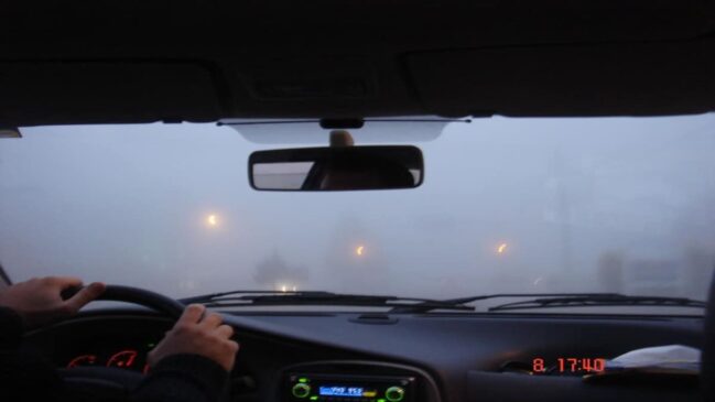 Como desembaçar o vidro do carro e evitar erros comuns