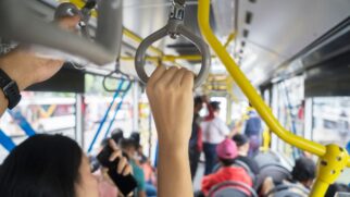 Trabalhadores no ônibus