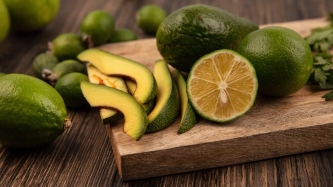 Veja receitas fáceis com abacate e limão e descubra por que a mistura tem conquistado tantos admiradores na internet (Foto: Magnific)