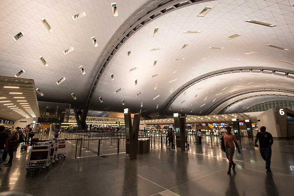 O Aeroporto Internacional de Hamad, em Doha, combina arquitetura futurista e serviços de alto padrão, sendo considerado um dos mais luxuosos do mundo (Foto: Arne Müseler/Wikimedia Commons)