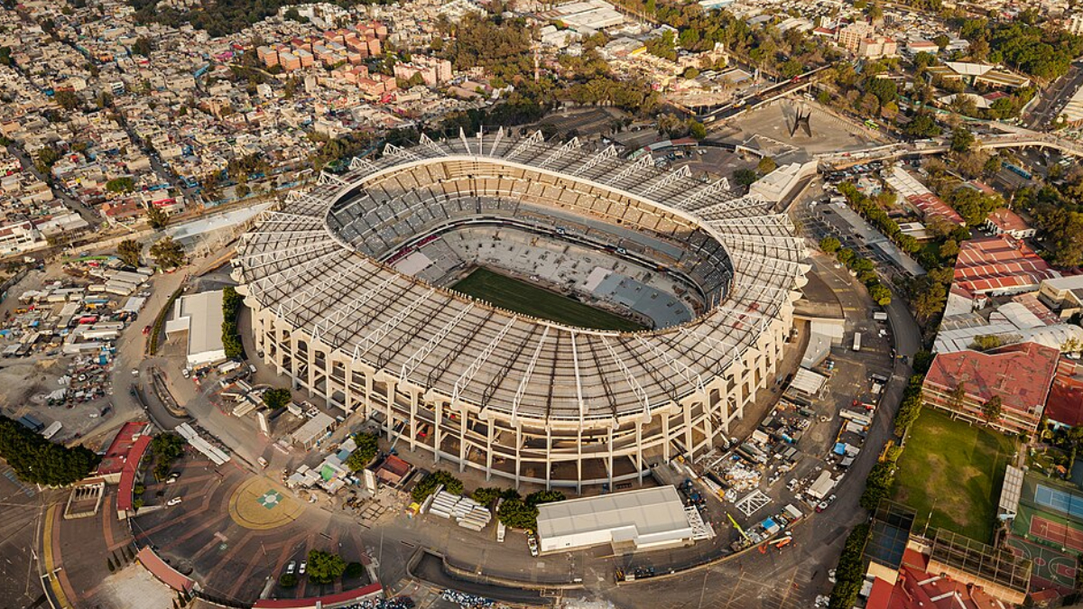 O cenário urbano mexicano ajuda a mostrar como o estádio se tornou um monumento popular além do esporte (Foto: Arne Müseler/ Wikimedia Commons)