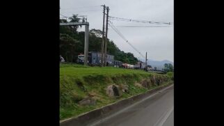 Imagem mostra viaturas da Polícia de Choque na rodovia dos Imigrantes, altura de Cubatão, durante ocorrência policial.