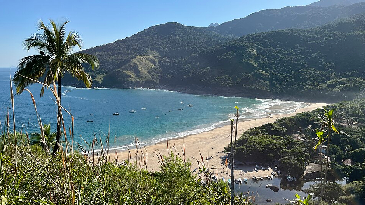 Ilhabela recebe milhares de visitantes na temporada de baleias, mas nem tudo é permitido durante os passeios (Foto: Arthr Souza/ Wikimedia Commons)