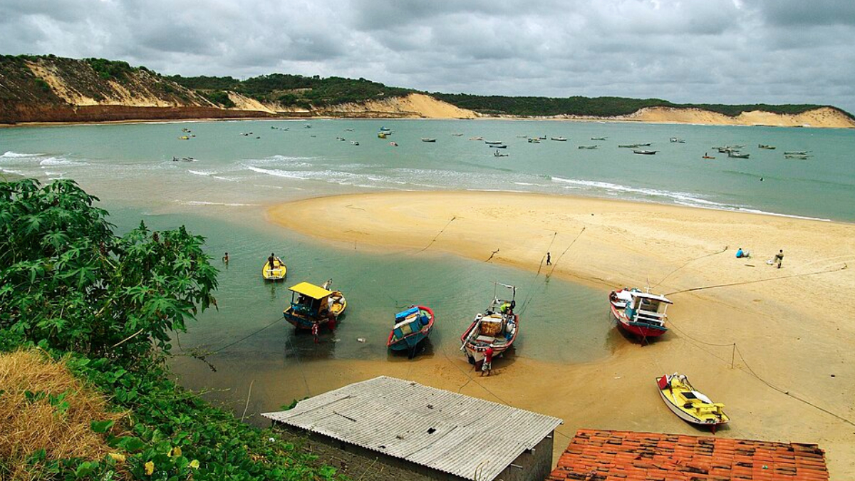 Praias preservadas e paisagens naturais fazem de Baía Formosa uma das apostas mais promissoras para o turismo premium no Nordeste (Foto: Otávio Nogueira/ Wikimedia Commons)