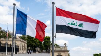 Bandeiras de França e Iraque. Países se enfrentaram pela Copa do Mundo de 2026