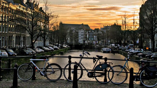 Com uma das maiores redes cicloviárias do mundo, os Países Baixos transformaram a bicicleta no principal símbolo de mobilidade urbana (Foto: Pexels)