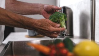 Veja o passo a passo recomendado para limpar o brócolis corretamente e deixá-lo seguro para o consumo (Foto: Pexels)