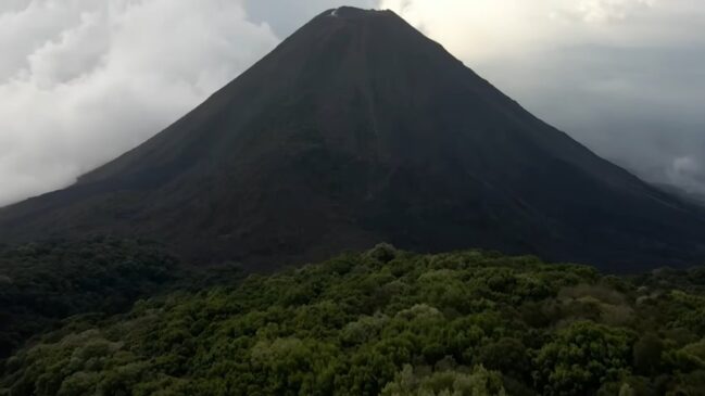 Entre erupções antigas, herança maia e ondas do Pacífico, El Salvador surge como um dos destinos mais inesperados da América Central (Foto: Reprodução/Youtube)