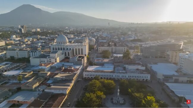 A capital, San Salvador, é um exemplo da mistura intensa que representa o país (Foto: Reprodução/Youtube)