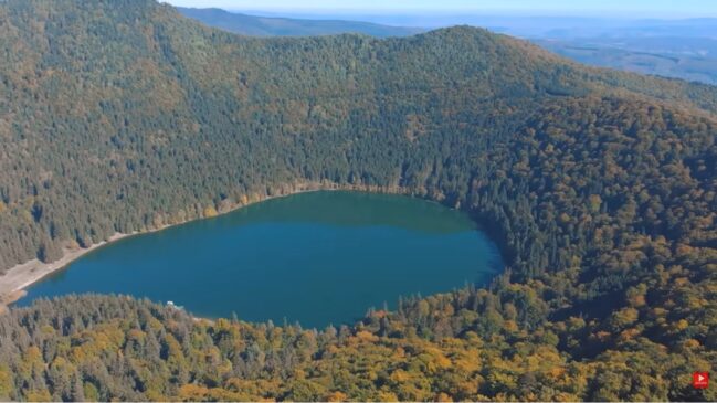 O país guarda um lago em uma formação vulcânica (Foto: Reprodução/Youtube)