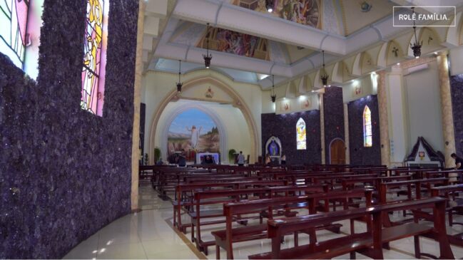 As paredes da principal igreja de Ametista do Sul é revestida por pedra (Foto: Reprodução/Youtube)