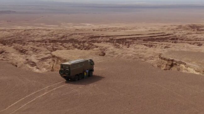 Pesquisadores conseguiram encontrar solo úmido no meio do deserto (Foto: Reprodução/Youtube)