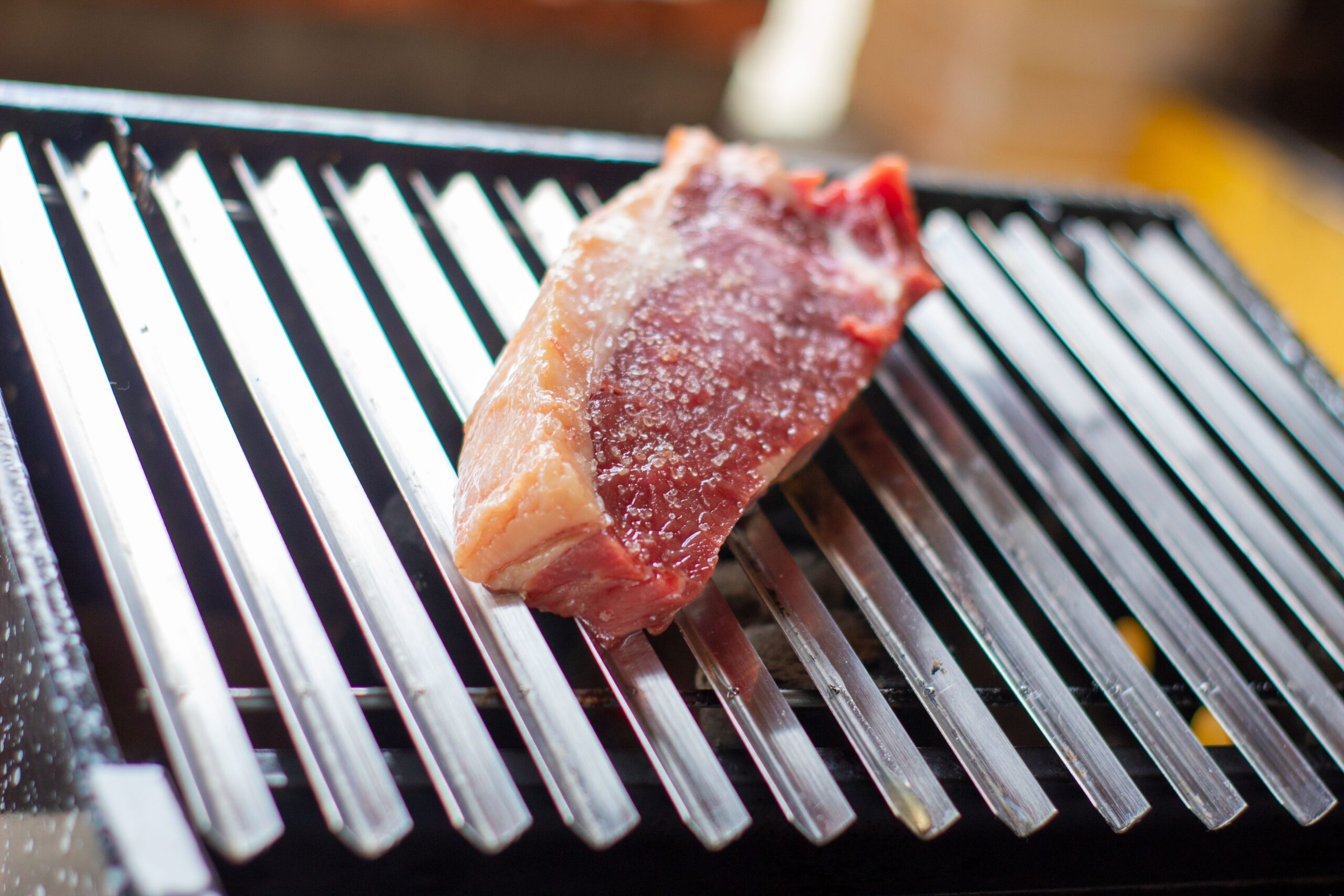 Um detalhe no uso do sal grosso faz diferença na textura e na suculência da carne, segundo especialistas (Foto: Thiago Miranda/ Pexels)