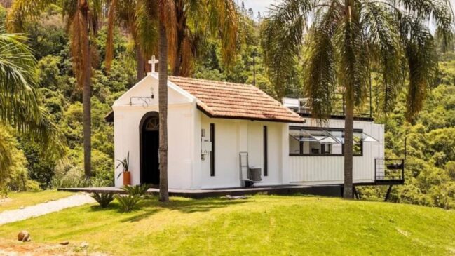Fazenda Cósmica tem hospedagem histórica com Alexa, cachoeira e vista para montanhas (Foto: Divulgação/Fazenda Cósmica)