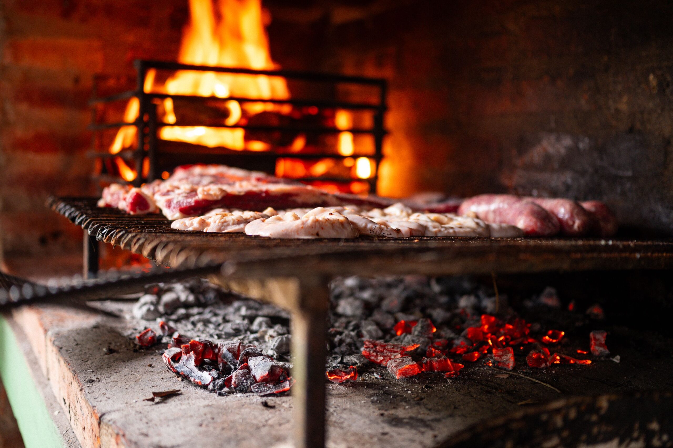 O momento de colocar o sal grosso pode influenciar no resultado final do churrasco (Foto: Lucas Gramática/ Pexels)