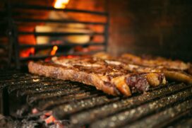 Aplicar o sal grosso da maneira correta pode ajudar a preservar os sucos naturais da carne durante o churrasco (Foto: Lucas Gramatica/ Pexels)
