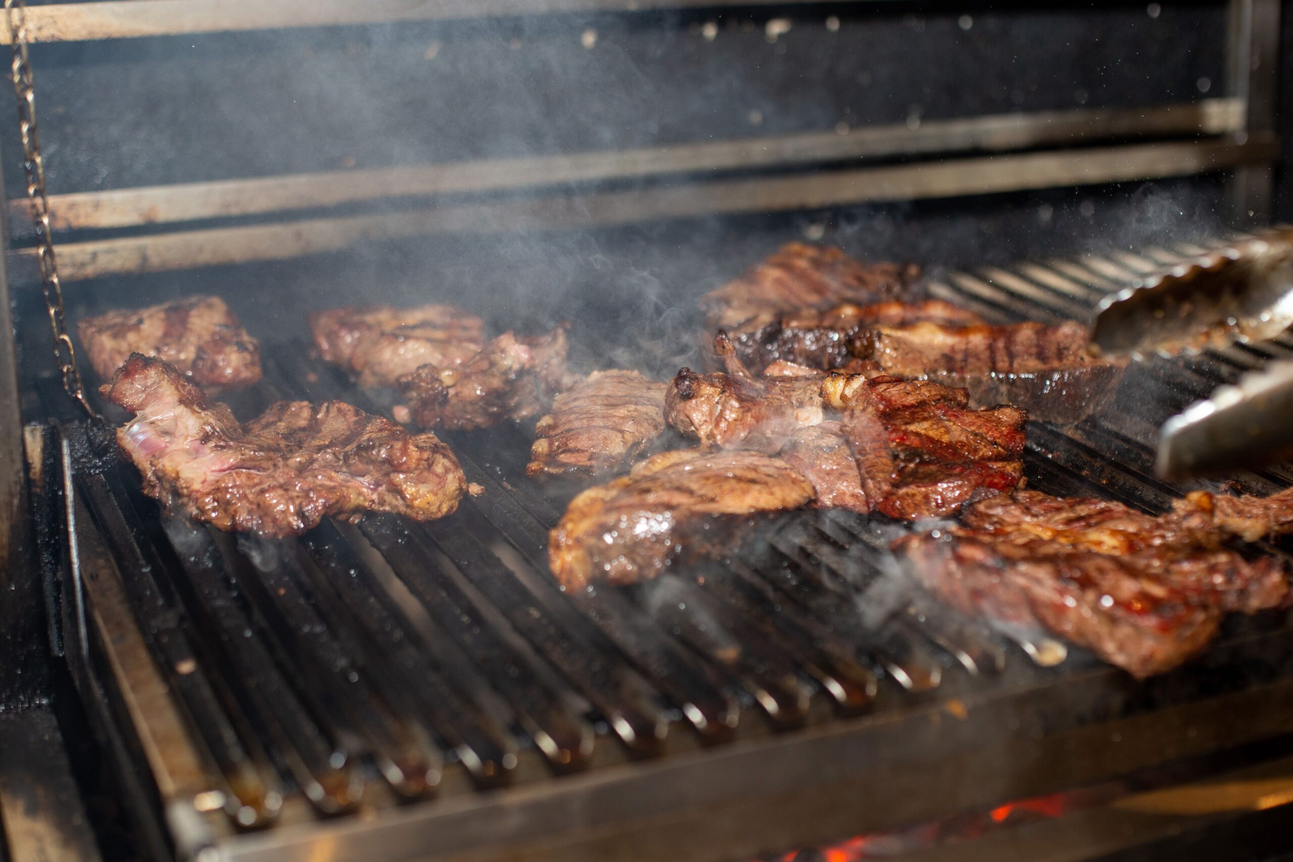 Um simples ajuste na forma de usar o sal grosso pode evitar que a carne perca líquidos em excesso (Foto: Vidal Balielo Jr./ Pexels)