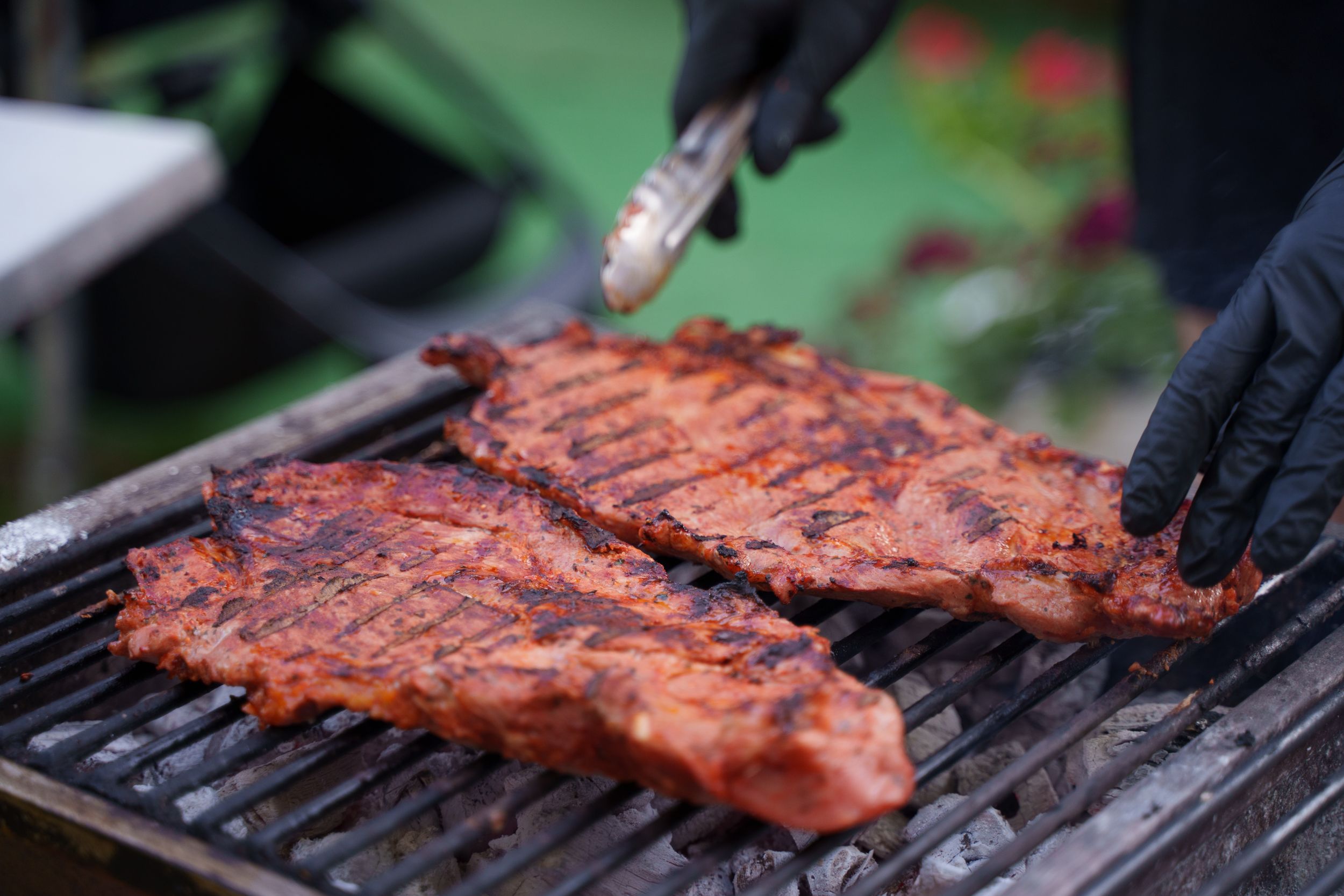 A quantidade e o momento de aplicar o sal grosso são fatores que podem impactar a suculência da carne (Foto: Boris Ivas/ Pexels)