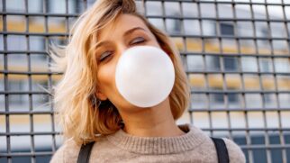 Entenda como o chiclete age no cérebro e conheça outras estratégias simples para combater a sonolência durante o dia (Foto: Magnific)